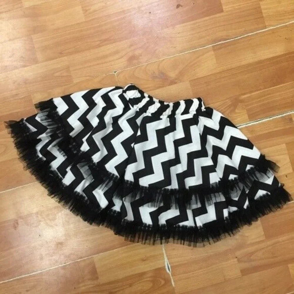 Owl's & Bat's Girls Skirt Size‎ 2T Chevron Twirly Black Off White NEW